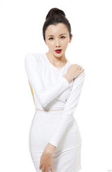 组图：孙菲菲全新盛夏写真大片 尽显熟女风范