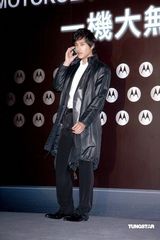 高清组图：蓝正龙化身科技型男 携手蔡淑臻走秀