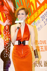 幻灯图集：郑秀文亮相上海 礼服缝合处突起像凸点