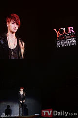 组图：JYJ金在中南京巡演拿玩具熊卖萌