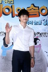 组图：《南极的眼泪》首映 宋钟基帅气助阵