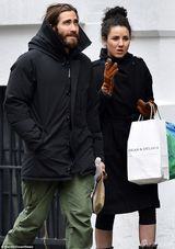 吉伦哈尔甩模特女友结新欢 神秘女烟不离手(图)