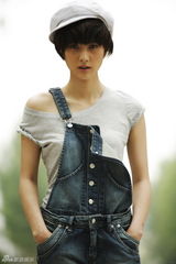 组图：隋俊波拍春日写真 清爽短发如绿色天使