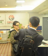 高清组图：大S汪小菲甜蜜回京 手戴钻戒秀恩爱