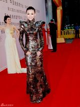 组图：巩新亮着帅气太空女战服 走金鸡百花红毯