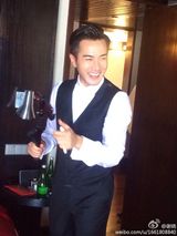 组图：杨幂刘恺威婚礼前露面 桃红裙子喜庆