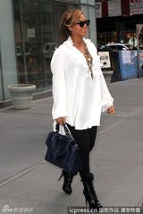 组图：准妈妈碧昂斯白衫现身孕味足 仍穿高跟鞋