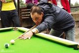高清组图：王学圻片场秀球技 一杆撂倒90后