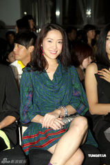 高清图：向海岚现身沪上 与杜鹃出席品牌时装秀