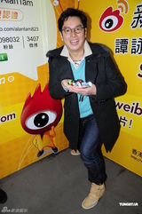 组图：谭咏麟现身街头为民众打气 望点燃爱心