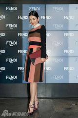 组图：黄奕出席时装周优雅变装 度中秋思念女儿