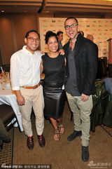 组图：众星助阵颁奖忙合影 尼莎上台发言显兴奋