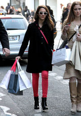 高清组图：杰西卡-阿尔芭街拍LOOK黑衣搭红裤