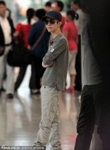 组图：郭敬明与同性友人戴“情侣”帽热聊