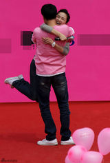 组图：辛柏青夫妇王丽坤等参加母亲节公益活动