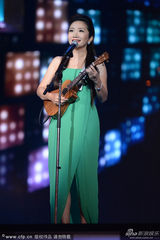 组图：第24届金曲奖开场 陶晶莹现场自弹自唱