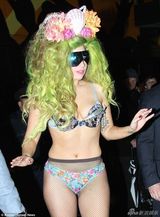 组图：Gaga顶花朵化身海之女 穿丁字裤风骚秀臀