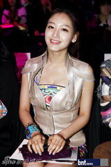 组图：具俊晔朴政珉等出席韩国首尔时装秀