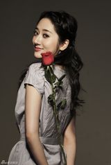 组图：张舒媛母亲节温情写真 回归质朴本色