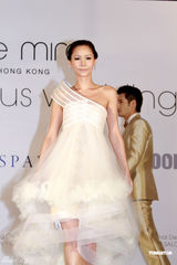 组图：Amanda S.订婚后首披婚纱 自称未婚夫很大方