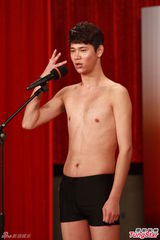 高清图：2012亚洲先生首次面试 泳裤示人奇招尽出