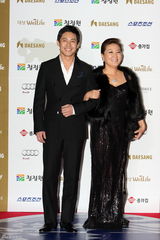 高清组图：青龙奖红毯女星争艳 河智苑孙艺珍成焦点