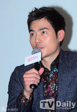 组图：李妍熙玉泽演助阵新片 四对情侣亮相