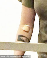 组图：暮光女医院验血身体抱恙 无精打采显憔悴