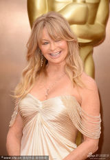 组图：老牌甜姐戈尔迪-霍恩金裙露灿笑