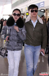 组图：佟大为关悦机场潮装秀爱笑对偷拍