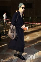 组图：赵寅成赴日宣传《那冬》复古装亮相机场