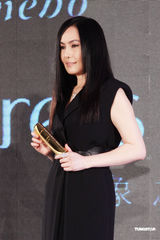 组图：江蕙预告将会退休 闻故乡支持泪眼道歉