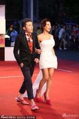 组图：艾怡良性感秀美腿 工作人员蹲地理裙摆