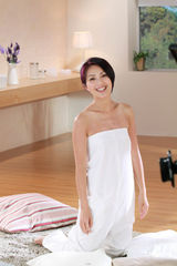 组图：杨千嬅拍沐浴露广告 大露香肩展现招牌笑容