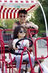 组图：奇道带女儿公园游玩 气氛温馨父爱满溢