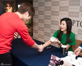 高清组图：全智贤绿裙明动办签名会助慈善