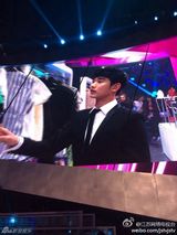 组图：金秀贤给大胸女挑服装 被陶晶莹问到脸红