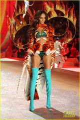 高清图：众超模走奢华内衣秀凸显骄人身材