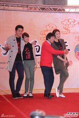 组图：《大稻埕》沿街发红包 猪哥亮隋棠亮相