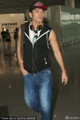 组图：李晨分手后忧郁赴陈赫婚礼 机场回避媒体