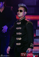 组图：尹施允捧场好友李正个唱献声抢镜