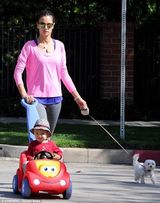 组图：超模安布罗休爱子呆萌 阳光正太潜质初显