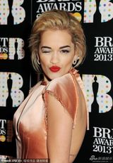 组图：女歌手瑞塔-奥拉粉嫩长裙 大秀裸背