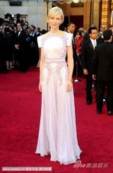 组图：凯特-布兰切特优雅走红毯 淡雅长裙气质迷人