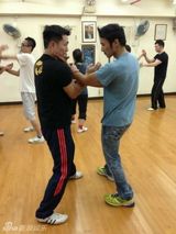 组图：谢霆锋醉心武术苦练咏春秀肌肉