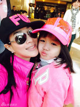 组图:钟丽缇与爱女考拉粉嫩亲子装娇艳似姐妹花