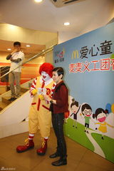 组图：影星吴君如上海任开心大使