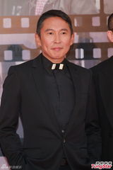 组图：钮承泽与乌尔善相金像红毯黑衣笔挺