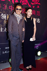 姚晨露背装秀性感 范冰冰否认收婚戒称自备(图)