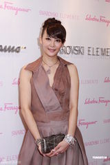 组图：杨采妮着粉裙献身慈善 与关楚耀周倩圯筹款